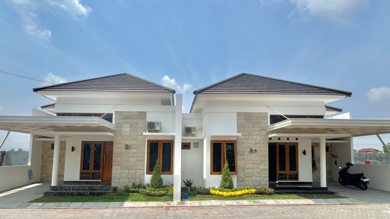 Rumah B1 dan A9 tampak depan di cluster Suvarna Raja Klaten — minimalis modern dengan finishing kayu jati