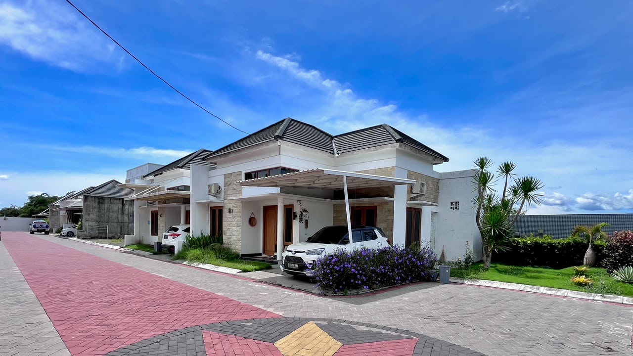 Rumah dan taman di cluster Suvarna Raja Klaten — carport dan lingkungan yang asri